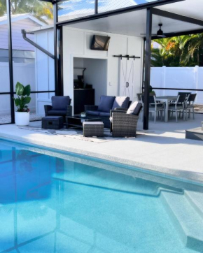 Heated saltwater CAGED pool, New remodeled house, beach, fishing